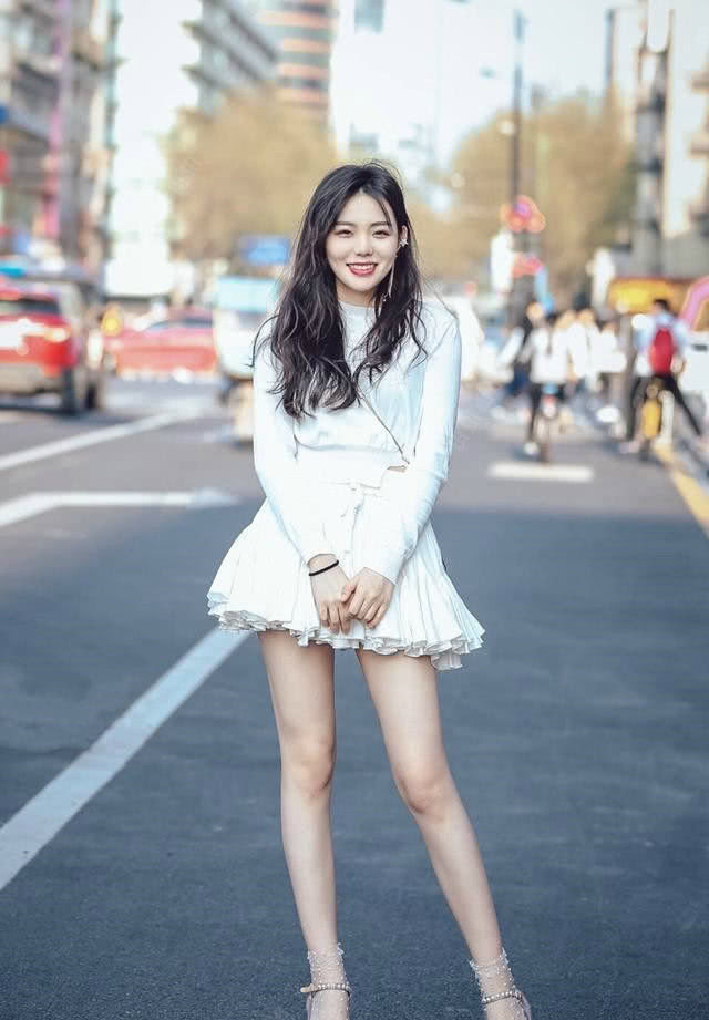 马尾|小姐姐扎着一头低马尾,身穿黑色的连衣裙,显得特别的时尚