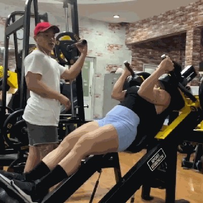 辣妈|举铁的魅力，越南135斤辣妈这样健身，网友感慨真比不过