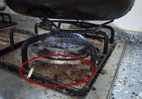 年老|煤气灶越擦越脏10年老保姆教你1招,撒点“它”,洁净如新