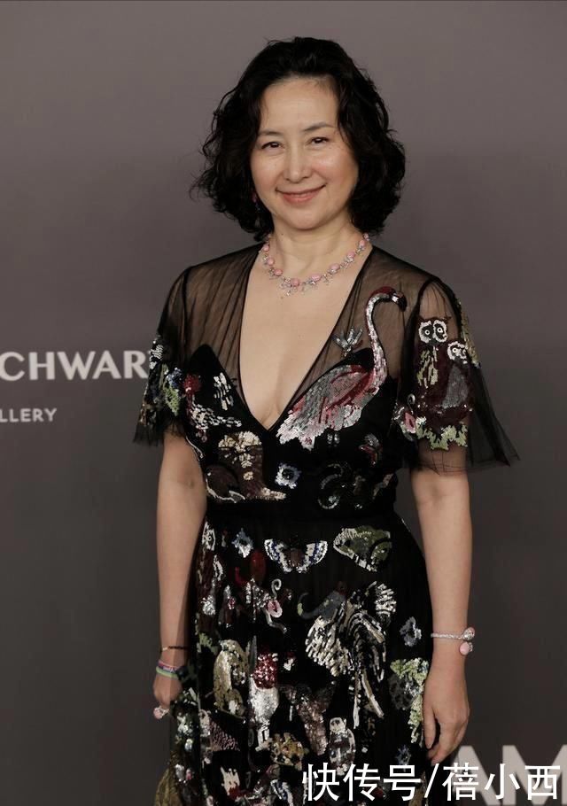 looks|何超琼根本不用扮嫩，穿浅紫色连衣裙配短卷发，气场很难被超越