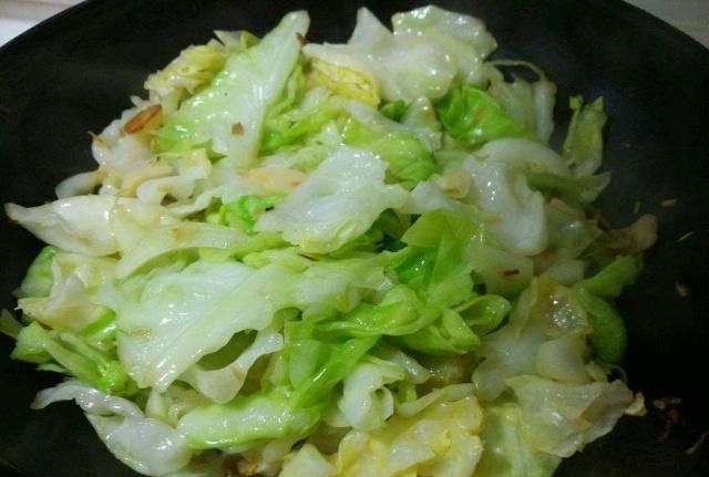 做手撕包菜时,别傻傻直接下锅炒,多做这一步,鲜嫩爽口又美味