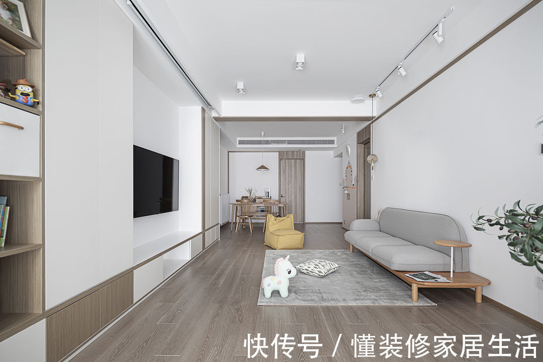 客厅|“穷装”反而更干净舒适,103㎡色调高度统一,耐看极了