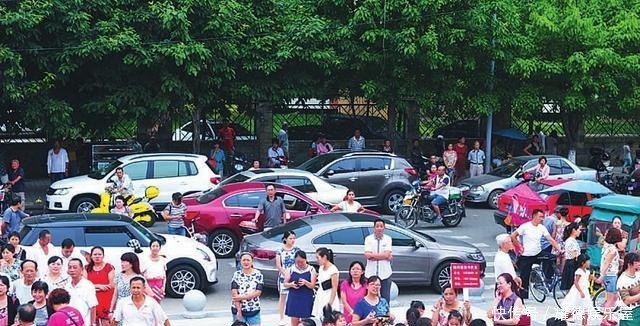 专家指责家长：“接送潮”会毁了孩子，家长霸气回怼，太解气了！