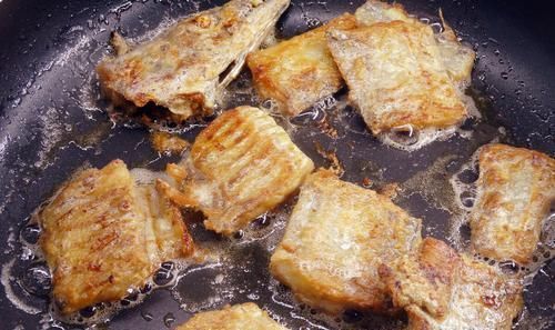 煎带鱼,不要裹面粉或者裹面糊了,学会这样做,更酥脆不油腻