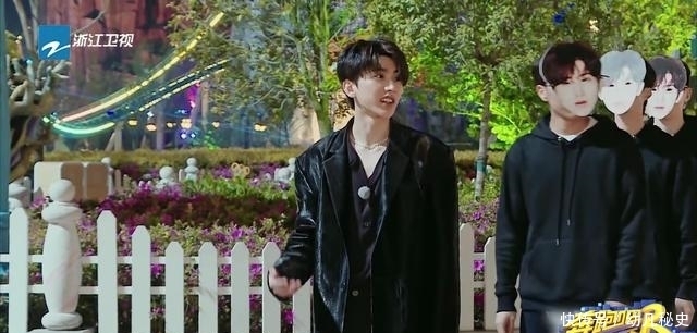 手機|蔡徐坤錄節目玩手機被指不敬業?不忍baby被淘汰暖心提醒還幫忙