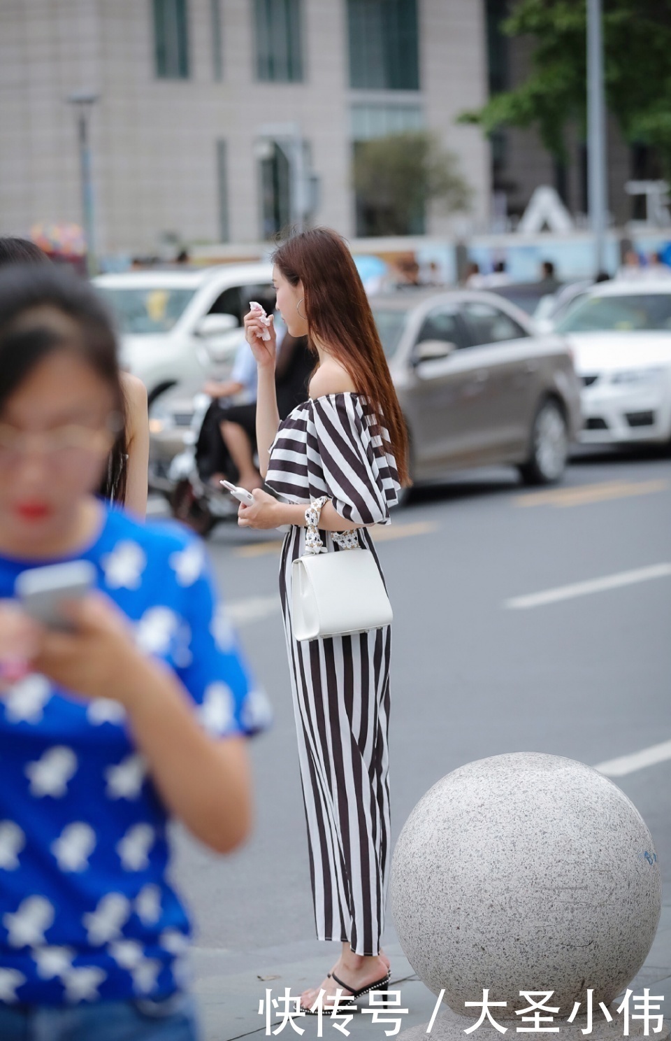 长发|美女街拍美女一身穿搭非常亮眼，披着一头秀丽的长发，非常飘逸