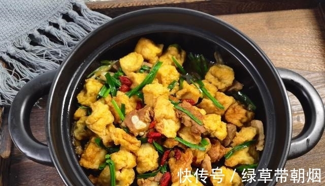 砂锅菜简单易做又味美，食材入锅焖一焖上桌了，适合冬天