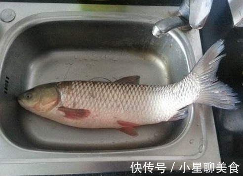 炖鱼去腥味，用白酒还是料酒都错了，大厨教你一招，好吃无腥味