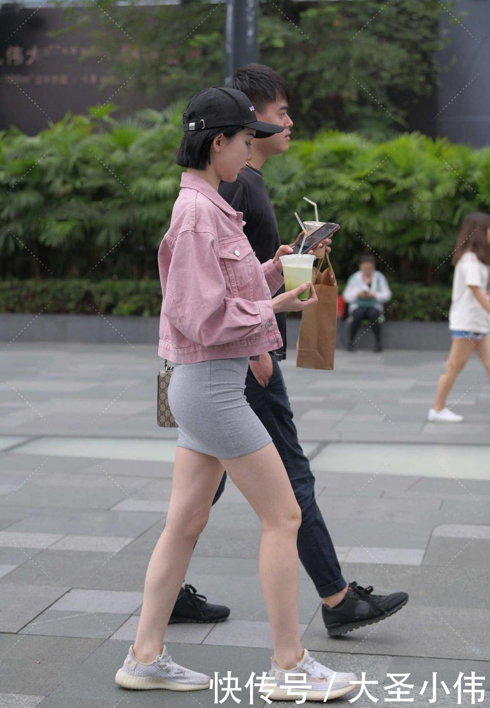 鸭舌帽|美女街拍:看完就知道什么是微胖才是极品,美到骨子里,她看起来太高级了