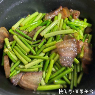 这道蒜苔炒腊肉香极了，儿子三天两头就要吃