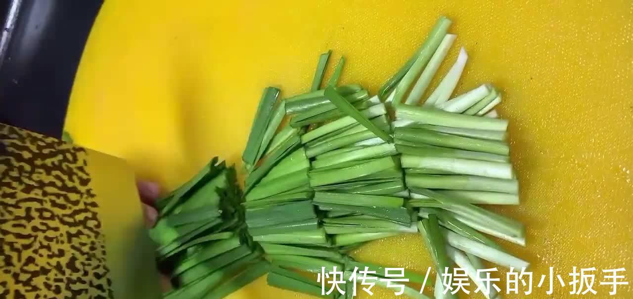 韭菜猪肉粉条炖干豆腐,咸香微辣劲道入味,做法既简单又下饭