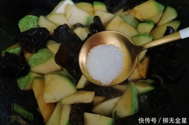 将就|一个人的午餐不将就,一根西葫芦搞定,营养好吃,十分钟上桌