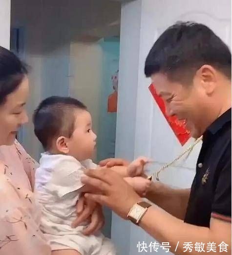 孩子|“把金项链留下”1岁宝宝紧抓住姥爷的金项链,下一秒萌翻网友