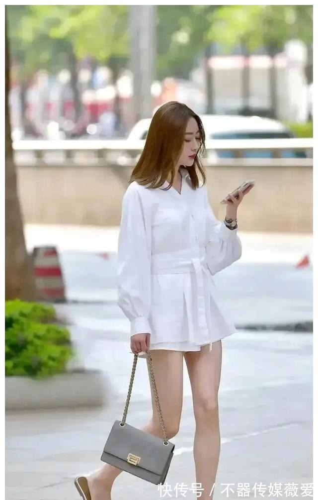 气质|白色衬衣裙搭配白色凉拖,显得很优雅,提升自身气质