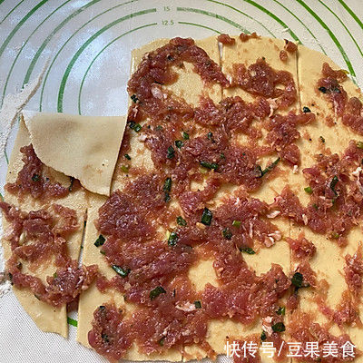 肉馅|香到流口水的香软酥脆的千层肉饼，下饭神器都靠它