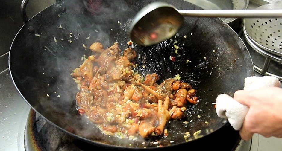 鸡肉鲜嫩有窍门,不要直接下锅炒,多加这一步,肉质滑嫩又酸辣