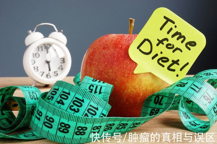 限制|吃得少活得久，限制饮食可长寿？权威研究：晚上饿肚子或可延寿