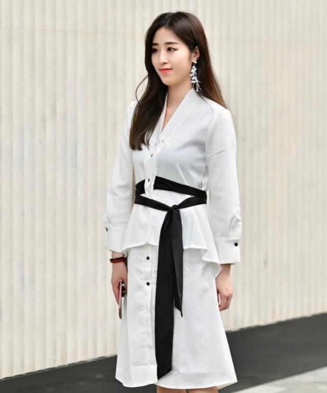 街拍:清新的白色裙子很显淑女气质,让你看起来非常的年轻活力