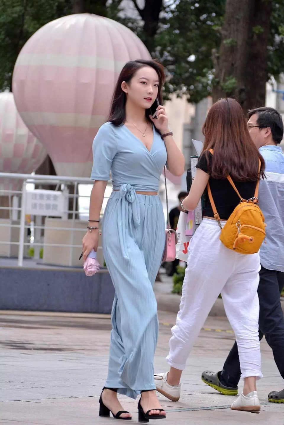 大长腿|打扮很时尚的性感姑娘,条纹色长衫款式漂亮,尽显白皙大长腿
