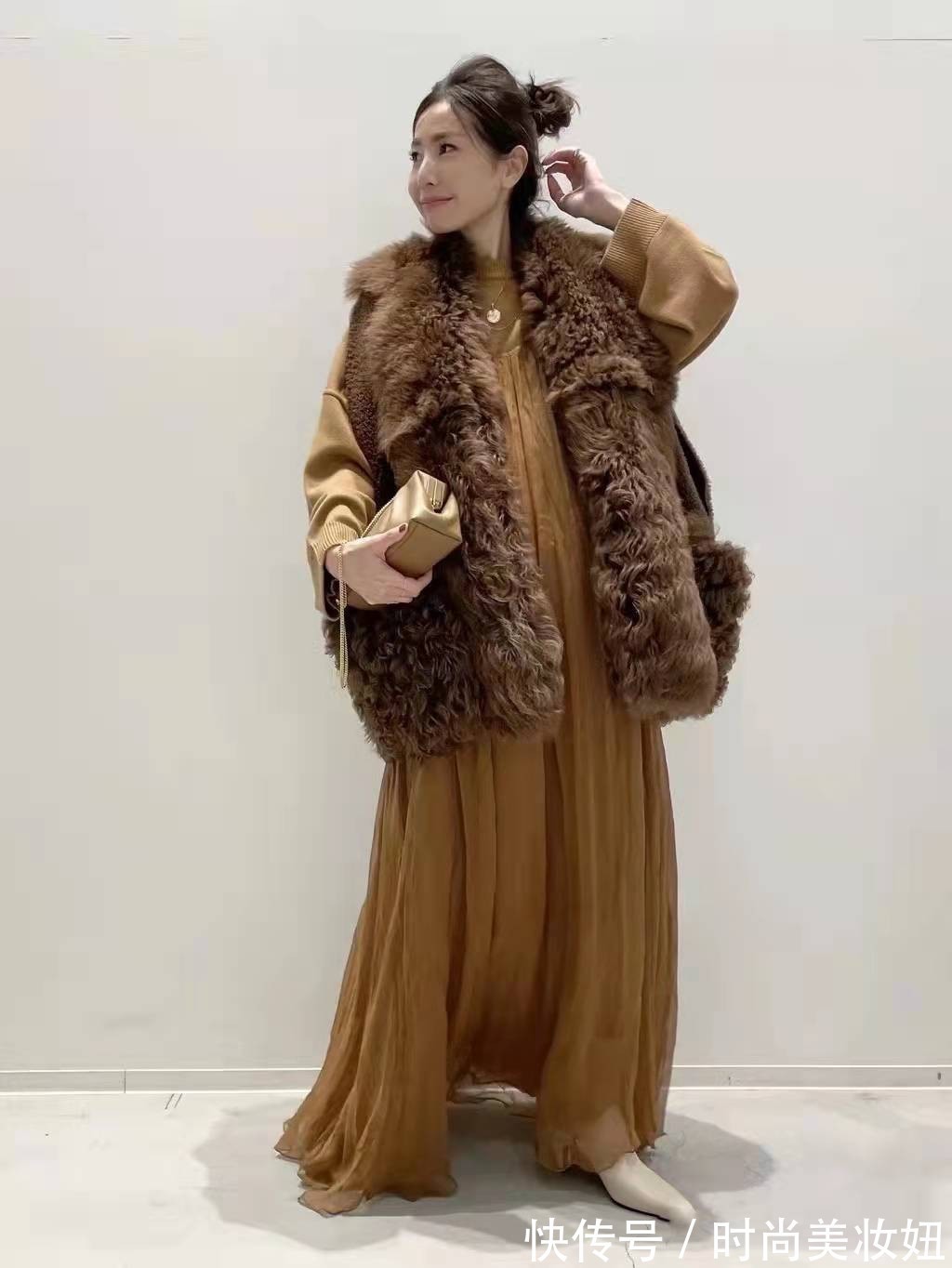 休闲裤 越简单越显气质,看完“日本主妇”的搭配就懂了,轻松打造好气色