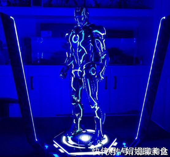 美国队长|小伙晒钢铁侠限定手办,当灯光亮起时,网友电费都出不起