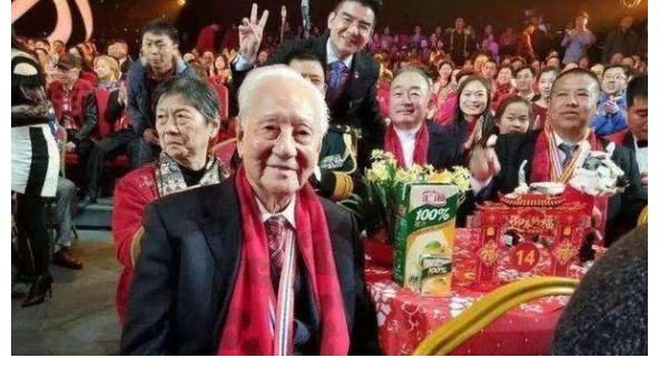 春晚|央视春晚为何不对外售票，每年观众席坐得满满，他们是什么身份？