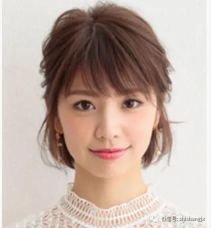 头发不长，短短的，也一样能扎出极漂亮的发型来