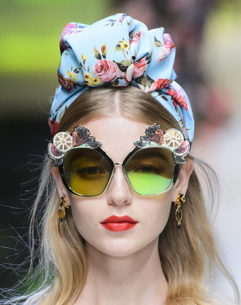 洋气|小方巾怎么系好看?当成手链优雅洋气,绑在辫子上复古又有气质