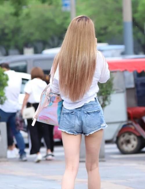 毛呢|知性优雅的美女，一条黑白拼接的连衣裙，时尚气息性感十足