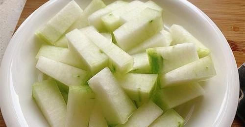 清热解暑|天热多吃这道菜,清热解暑又补水,简单一炒,比吃肉还香