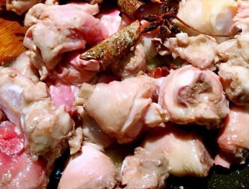 炖鸡肉时,牢记“1泡2过油”,鸡肉鲜香入味越嚼越香,还无腥味