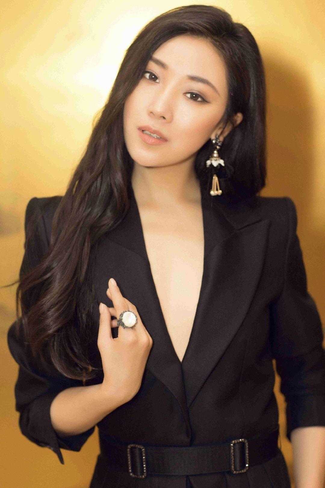 菅纫姿不愧是气质丽人,黑色露肩上衣配阔腿裤潇洒随性,舒适洋气