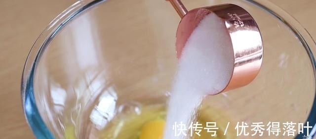 糯米糕|终于又发现一个糯米粉新吃法,超适合小孩子吃的酸奶糯米糕!