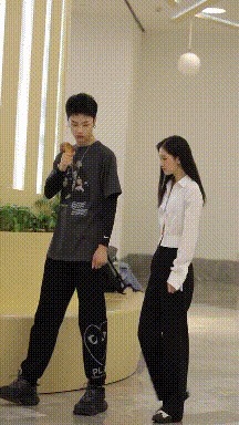 |搞笑GIF:妹子,难道你们这男厕所和女厕所不在一起?