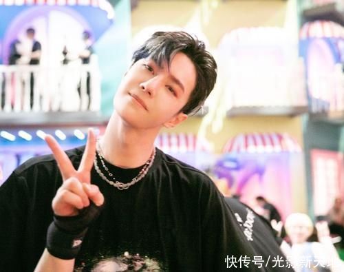 黑产|王一博粉丝养号事件惊动官媒，《人民日报》发文揭露背后黑产