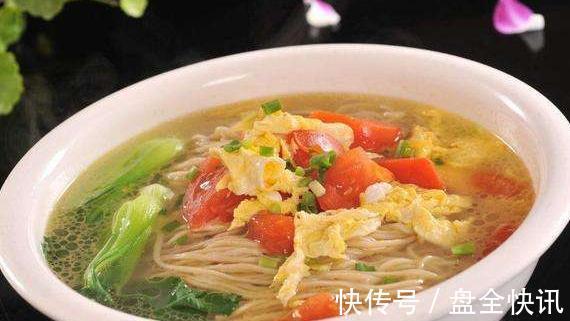 筋道|煮面条时，开水下锅就错了，面馆老板教你两招，口感筋道不粘连