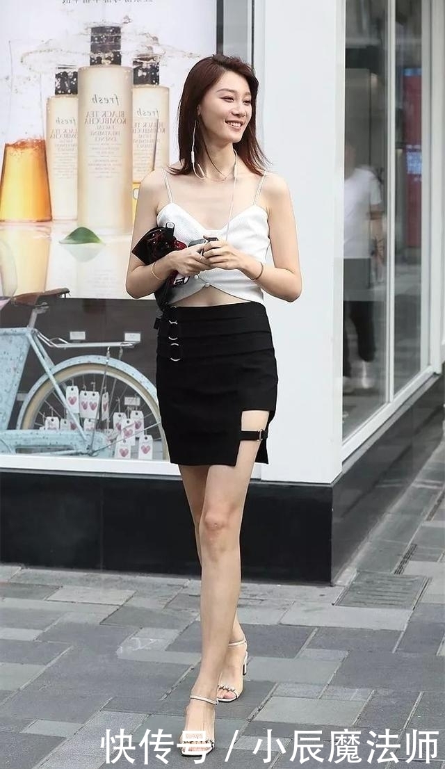 路人街拍,穿着一件白色的吊带,清新又靓丽