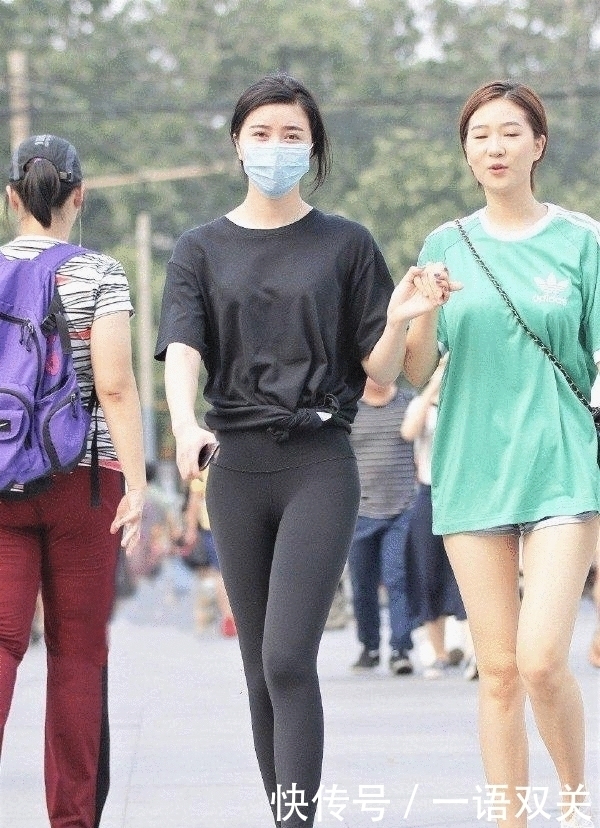 街拍 打底裤造型特别贴身, 赋予女性不一样的时尚魅力!