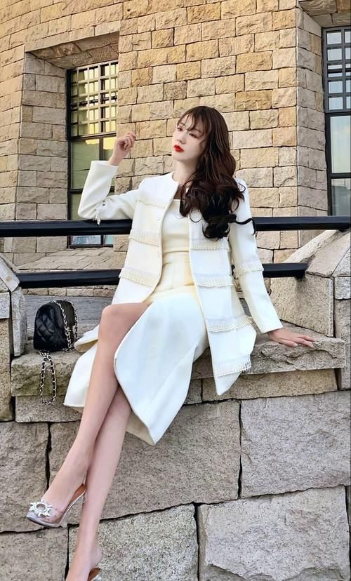 气质|穿双排扣大衣的美女，简约干练又显气质，展现职场女人的优雅一面