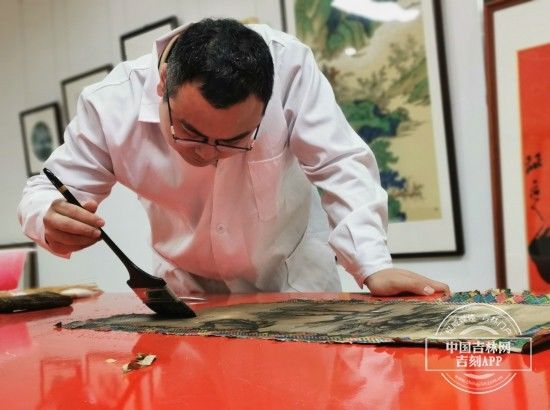  古画|“90后”装裱修复师：让古画“起死回生”的人