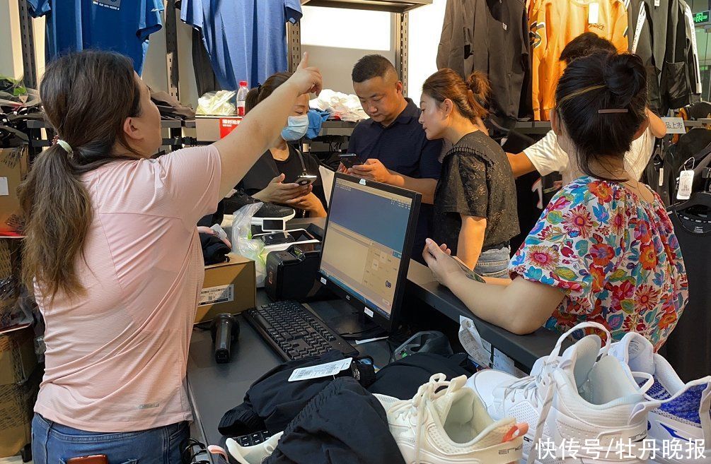茂业百货|销量暴增！记者探访菏泽多家鸿星尔克专卖店……