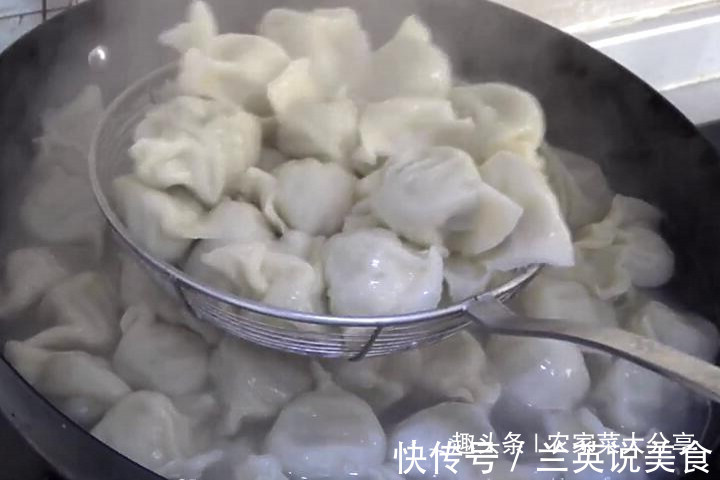 煮饺子时不要只用水煮,还要加一勺它,这样煮的饺子才不会破皮