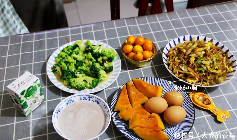 一家三口早餐,用了30分钟,营养十几种,网友:比我家午餐都丰盛