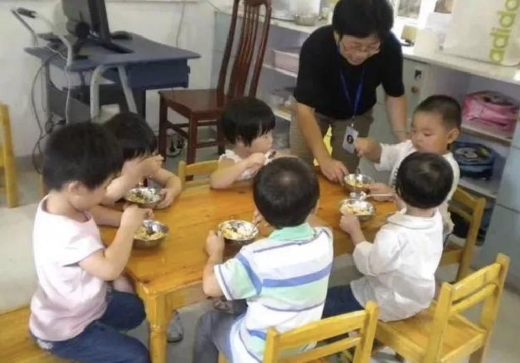 饭菜|孩子在幼儿园饭量增大，看到老师拍的午餐照后，妈妈备受打击