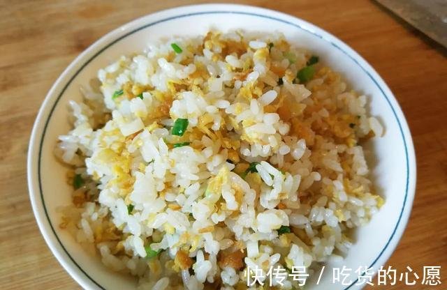 炒饭|为什么厨师炒的饭都是一粒一粒的，而自己炒出来的就是黏糊糊的一坨？
