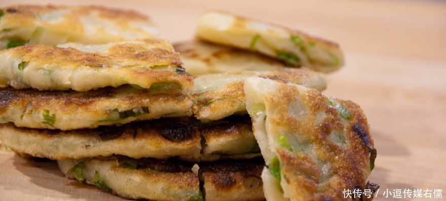 轻松|超级外酥里软的葱油饼!不用发酵,新手也能轻松搞定!