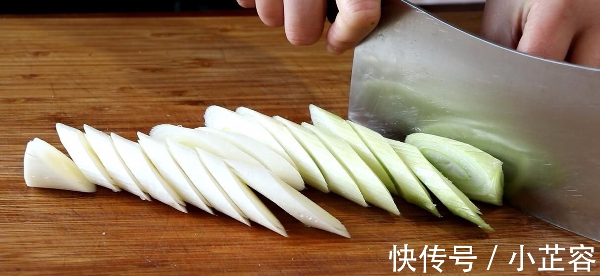 做法|教你做砂锅焗鱼头,全过程不加水,鱼肉鲜嫩入味,做法简单易学