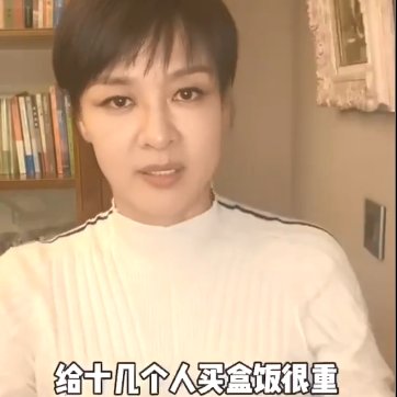 前央视女主播李小萌一哭成名，今化身教育专家，丈夫身份至今成谜