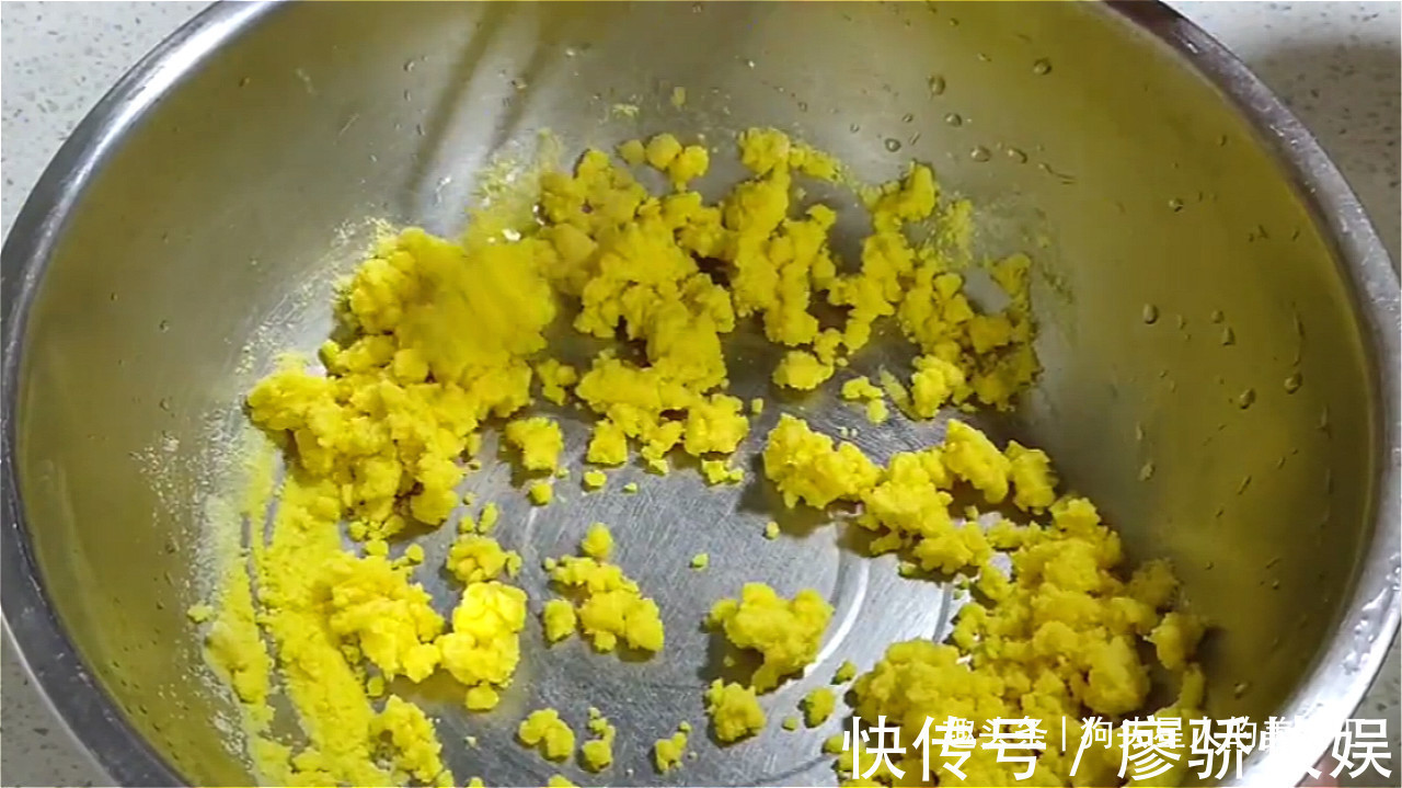 油酥|玉米面油酥饼做法,加多一种材料,口感丰富,吃着蓬松柔软,真香