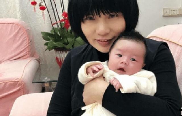 月龄|新生儿骨骼柔软，不同月龄抱法不同，家长抱姿不正确是大忌